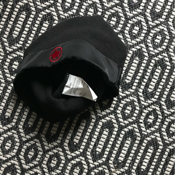 Red Maple Leaf touque NWOT - Picture 5 of 5